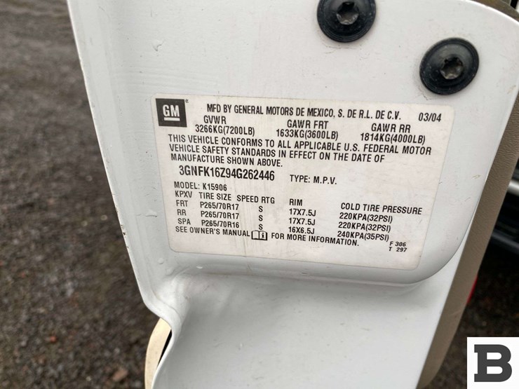 2004-chevrolet-suburban-image-38