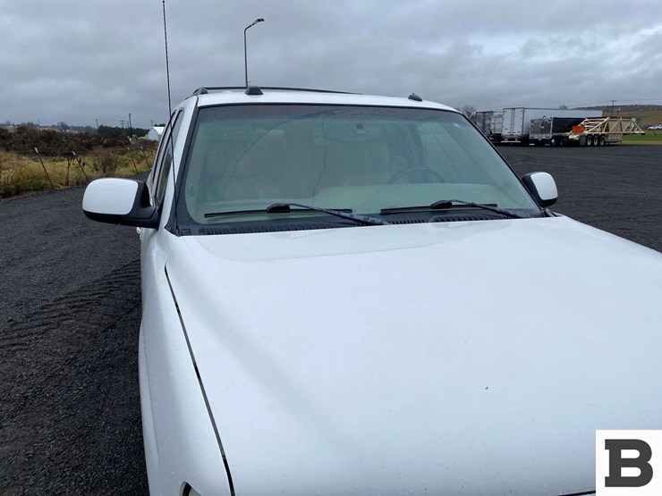 2004-chevrolet-suburban-image-9