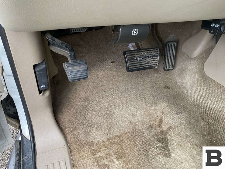 2004-chevrolet-suburban-image-32