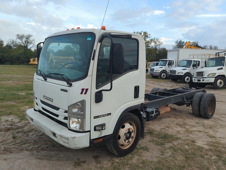 2018-isuzu-npr-image-2