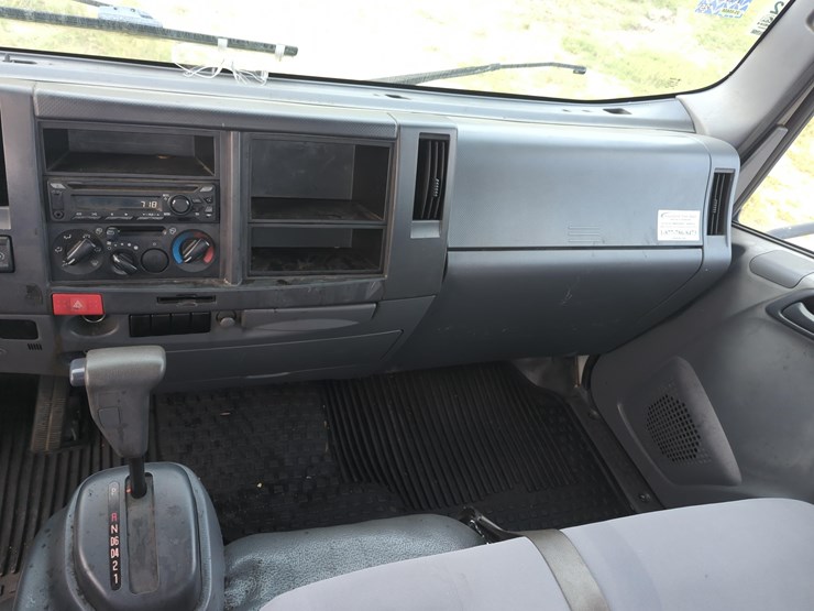 2018-isuzu-npr-image-13