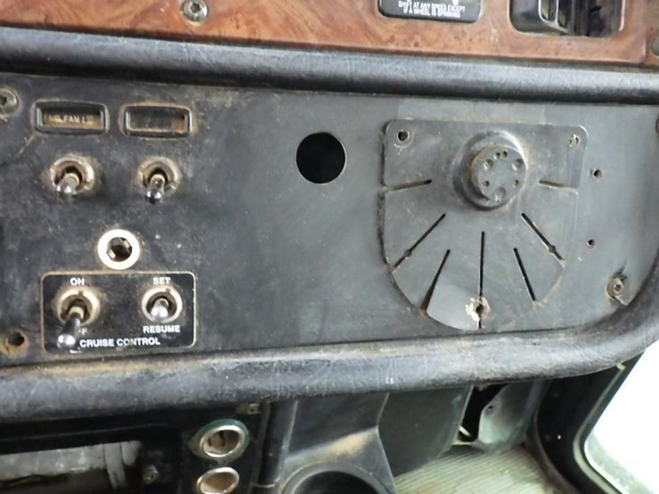 peterbilt-357-image-34