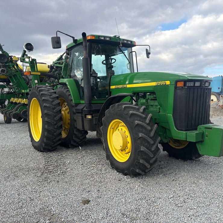 JOHN DEERE 8200
