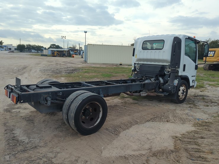 2018-isuzu-npr-image-4