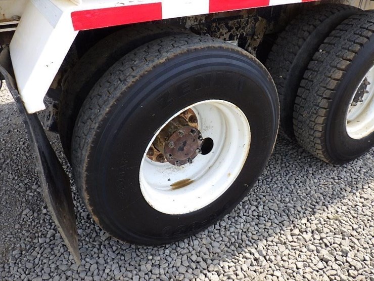 2016-peterbilt-348-image-45