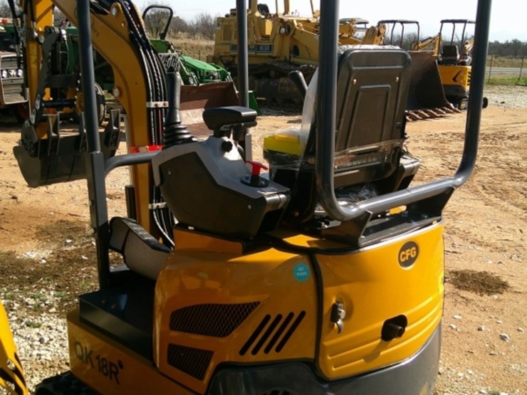 cfg-industrial-qk18r-mini-excavator-image-2
