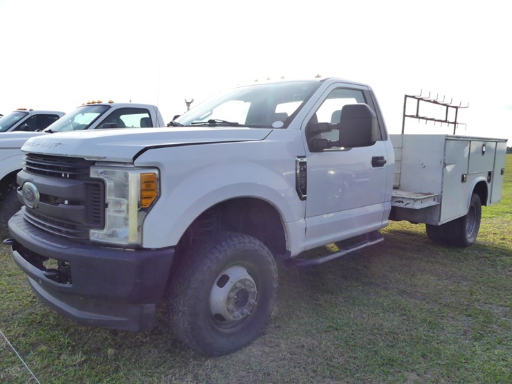 2017-ford-f350-xl-image-2