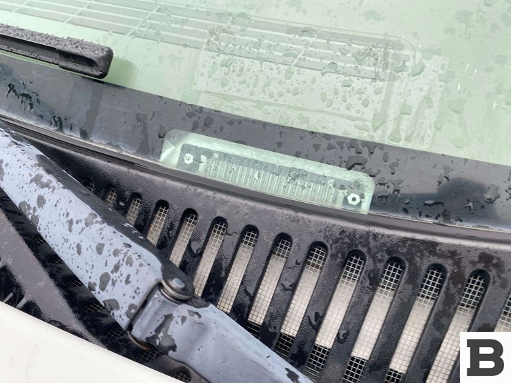 2004-chevrolet-suburban-image-12