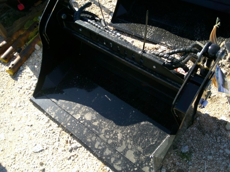 future-39"-bucket-f/-mini-skid-steer-image-1