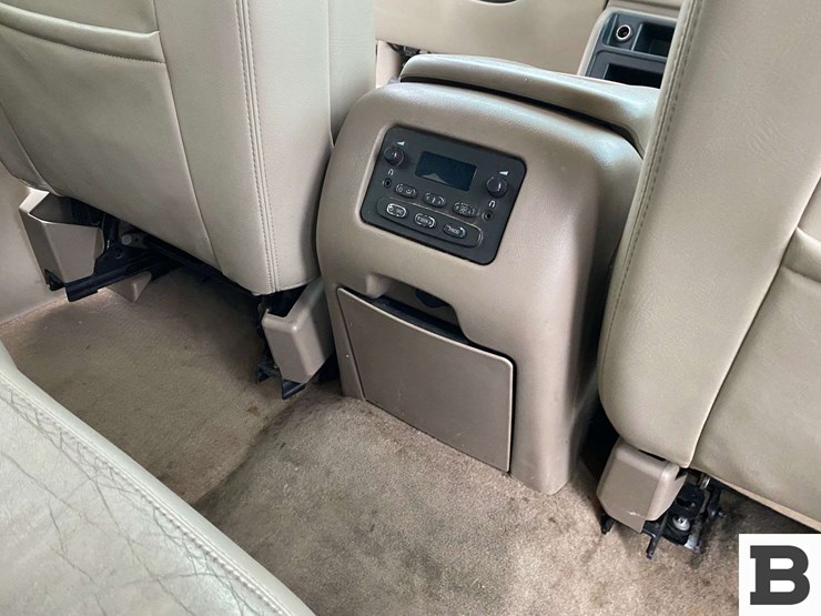 2004-chevrolet-suburban-image-27