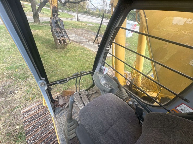 deere-230-lc-image-3