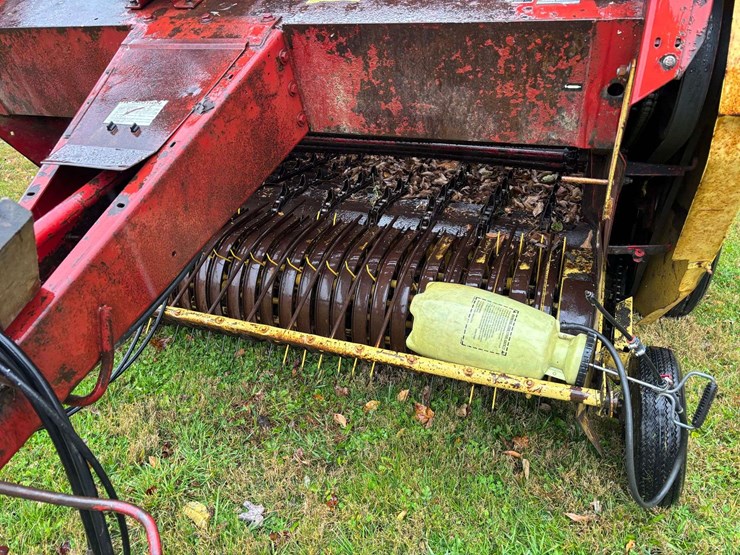 new-holland-851-image-3