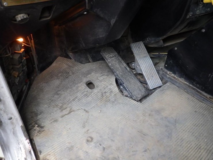 peterbilt-357-image-26