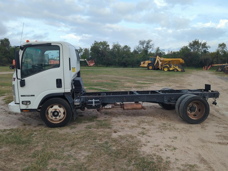 2018-isuzu-npr-image-1