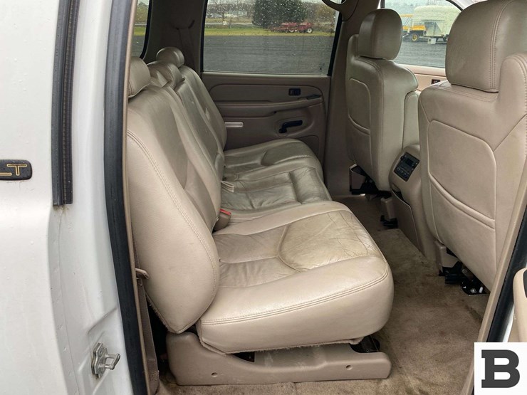 2004-chevrolet-suburban-image-25