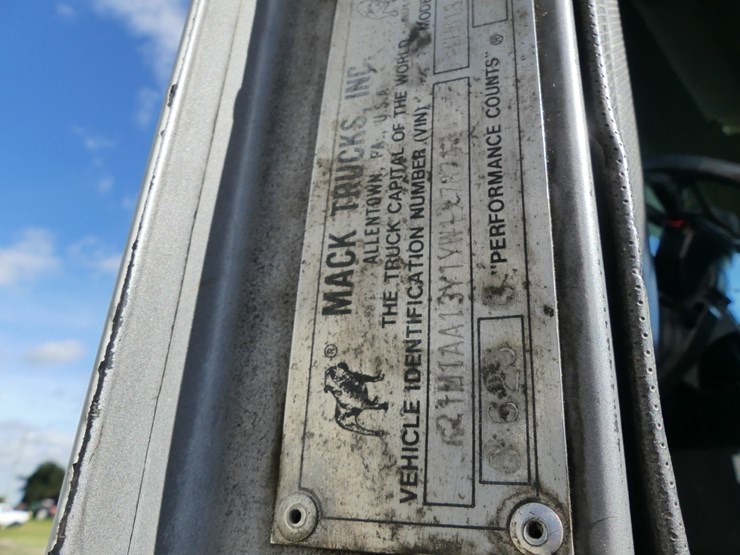 2000-mack-ch613-image-17