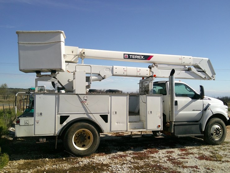 2017-ford-750-image-4