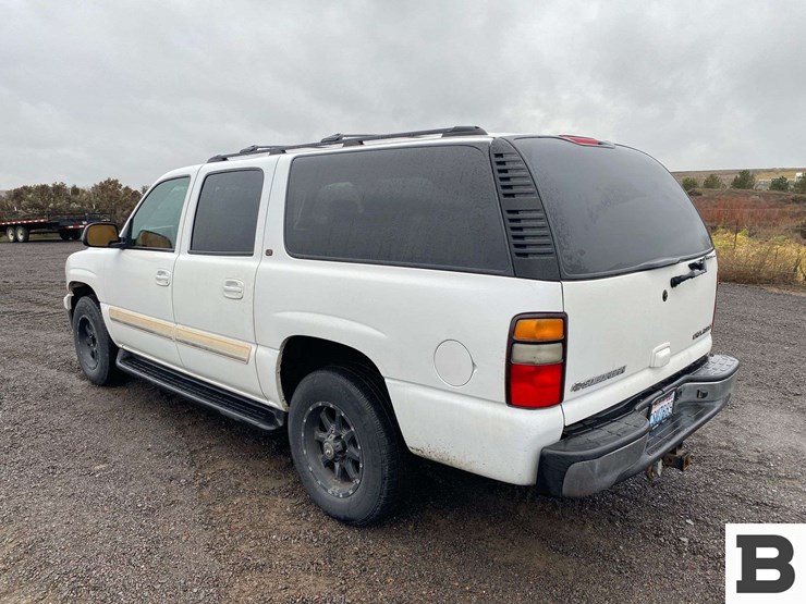 2004-chevrolet-suburban-image-3