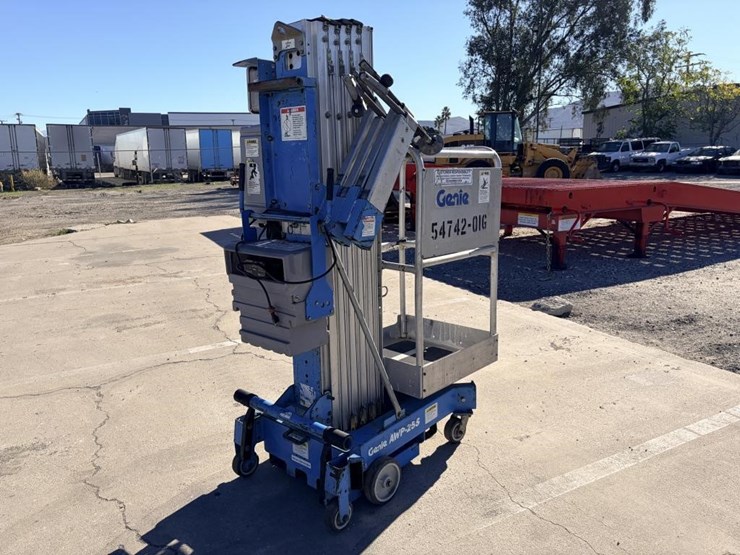 genie-awp-255-vertical-mast-lift-image-3