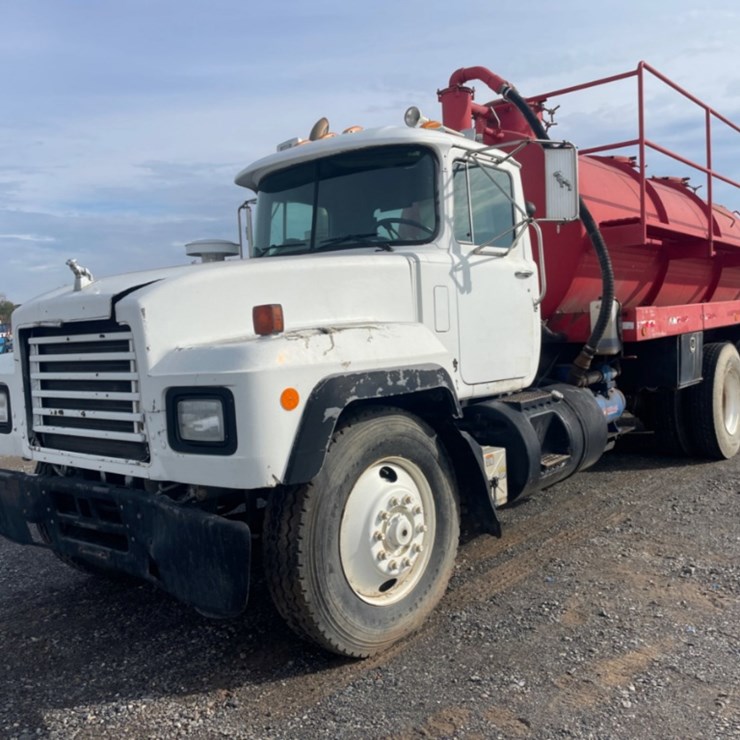 2001 MACK RD688S