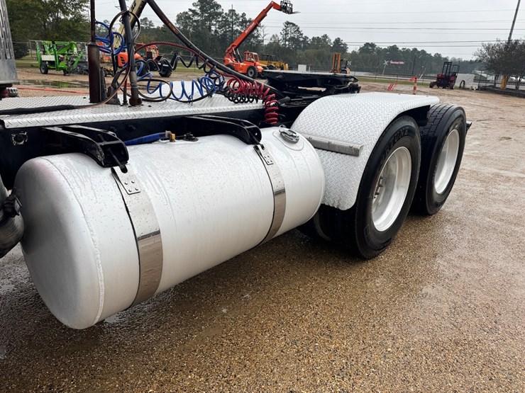 2003-peterbilt-379-image-32