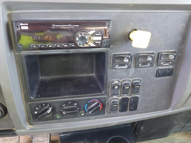 2016-peterbilt-348-image-38