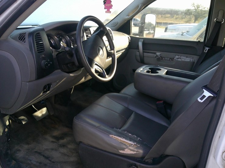 2014-chev-3/4t-4-door-pu-w/-utility-bed-image-2