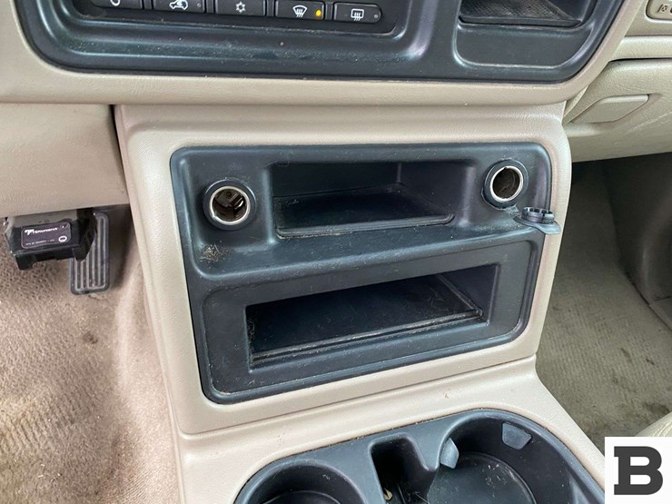 2004-chevrolet-suburban-image-34