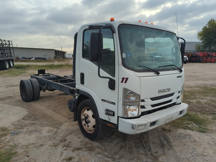 2018-isuzu-npr-image-3