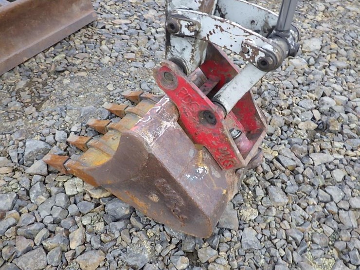 2016-takeuchi-tb230-image-8