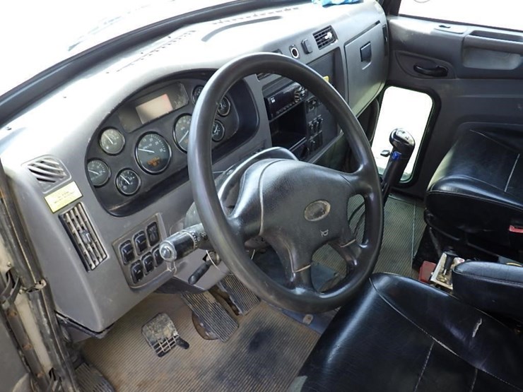 2016-peterbilt-348-image-30