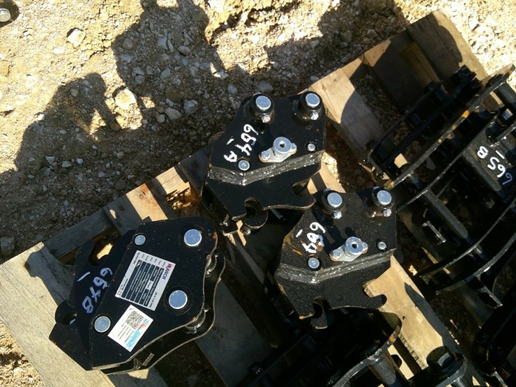 quick-change-f/-mini-excavator-image-1