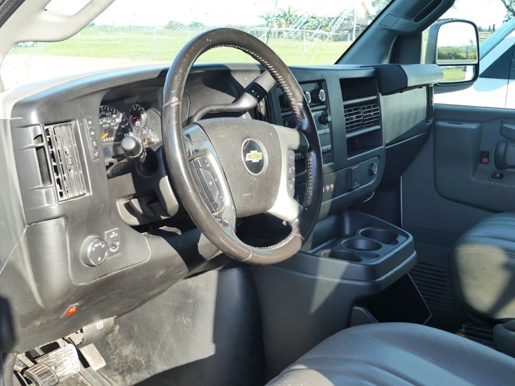 2016-chevrolet-express-3500-image-11