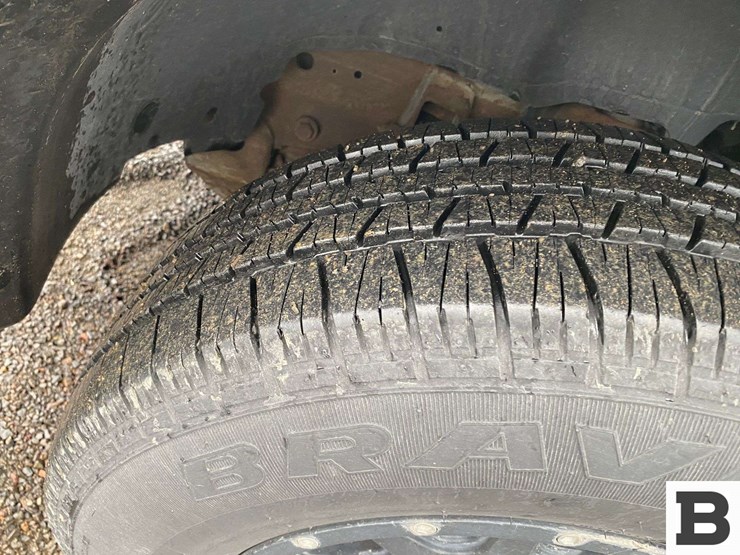 2004-chevrolet-suburban-image-11