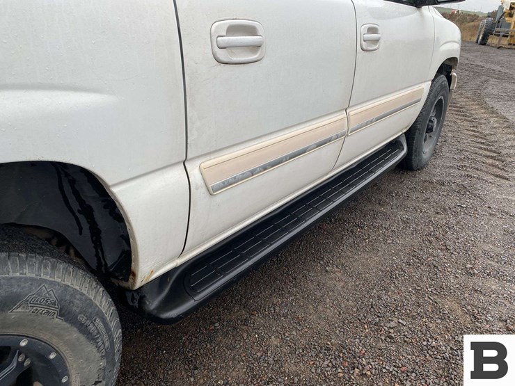 2004-chevrolet-suburban-image-23