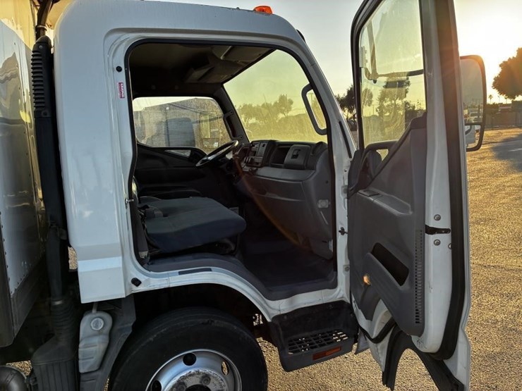 2012-mitsubishi-box-truck-image-11