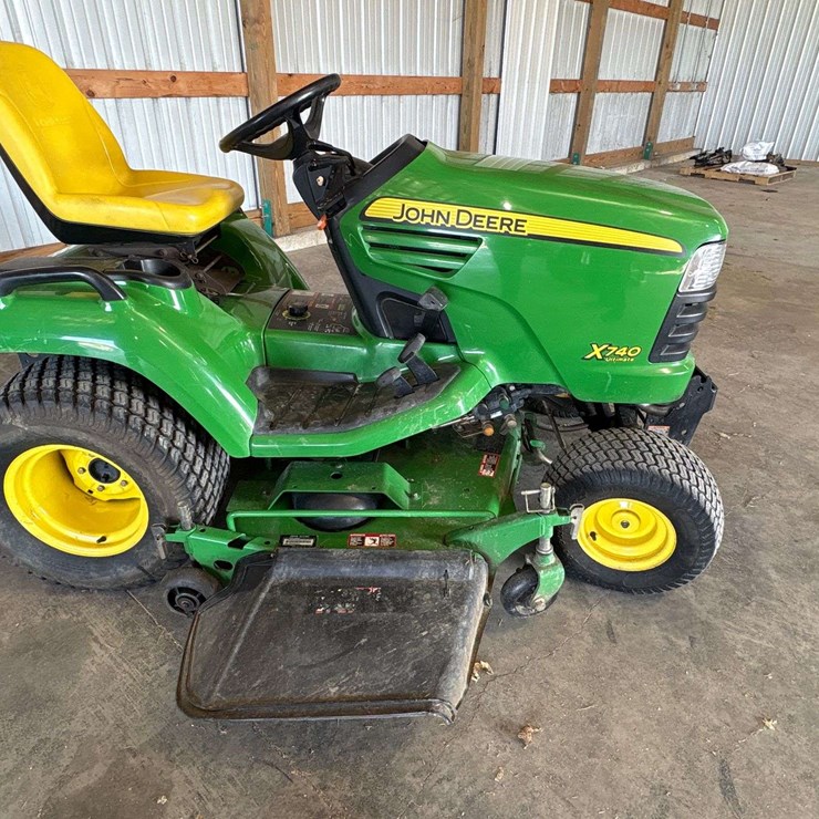 JOHN DEERE X740