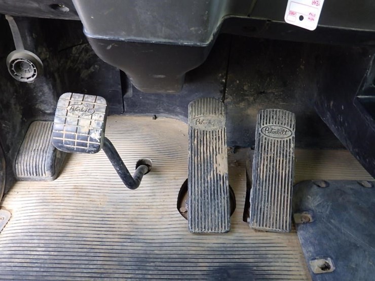 2016-peterbilt-348-image-41