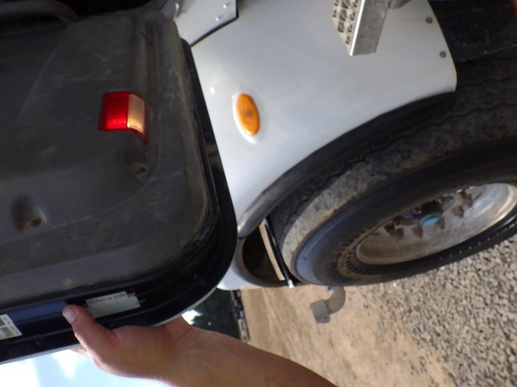 2016-peterbilt-348-image-48