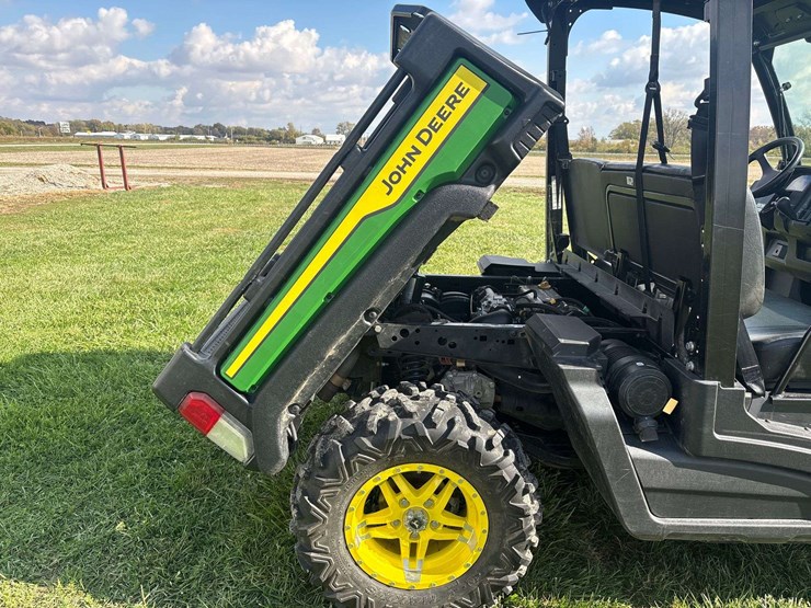 2022-john-deere-gator-image-9