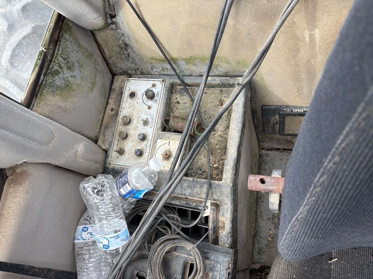 1986-white-4-225-image-5