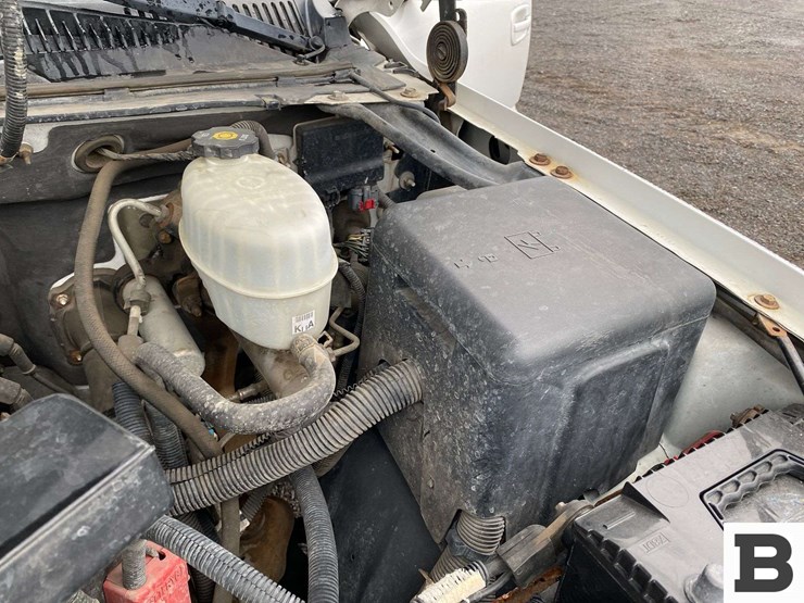 2004-chevrolet-suburban-image-40