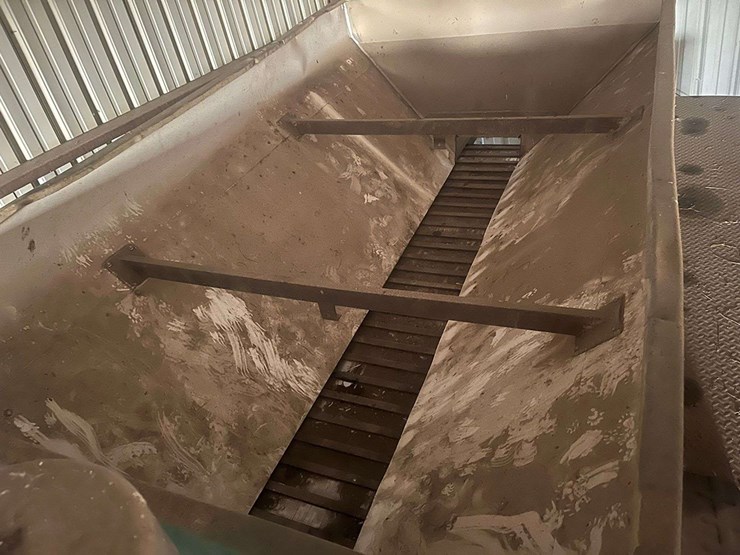 international-loral-spreader-truck-with-newleader-bed-image-3