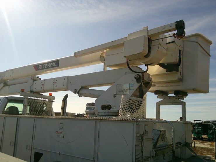 2017-ford-750-image-3