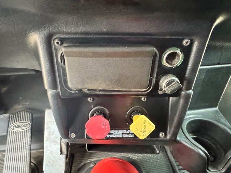 2003-peterbilt-379-image-23