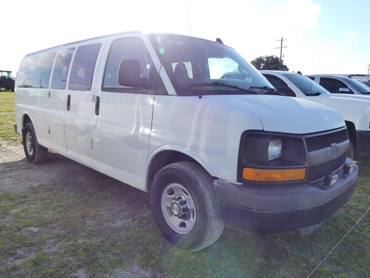2016-chevrolet-express-3500-image-2