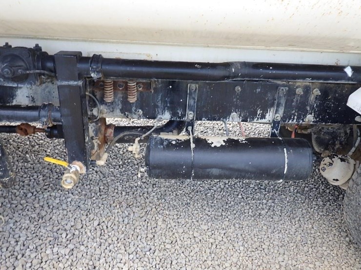 2016-peterbilt-348-image-11