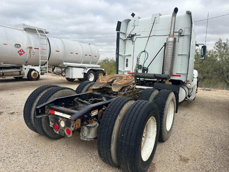 2007-freightliner-columbia-120-image-4