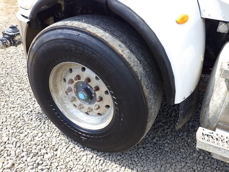 2016-peterbilt-348-image-44