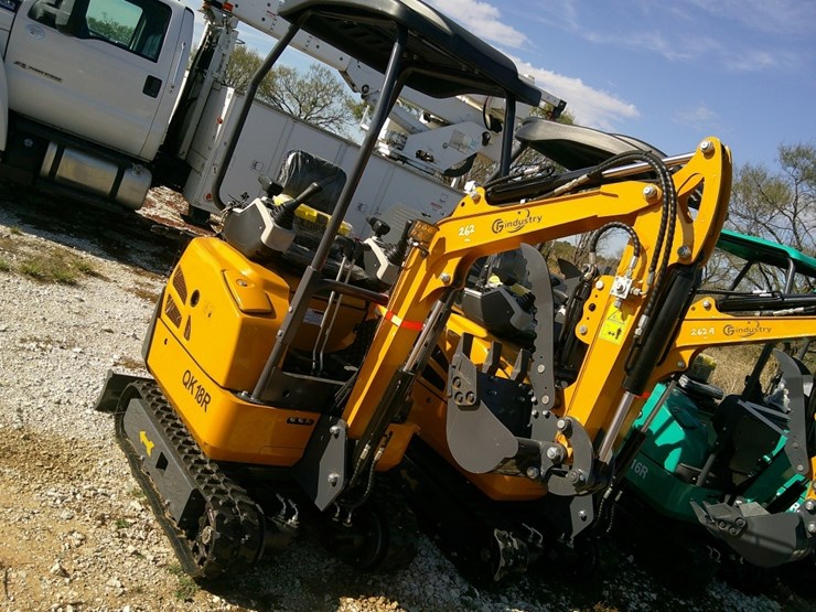 cfg-industrial-qk18r-mini-excavator-image-1
